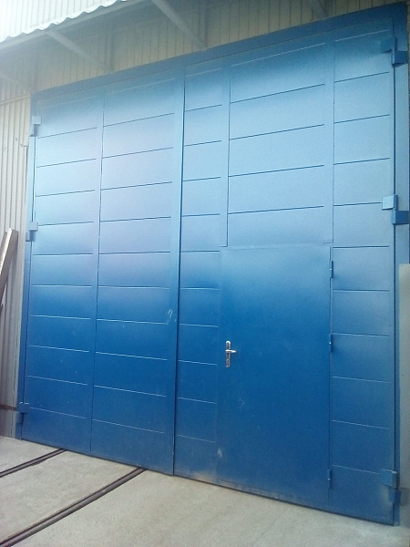 Противопожарные ворота синего цвета с калиткой